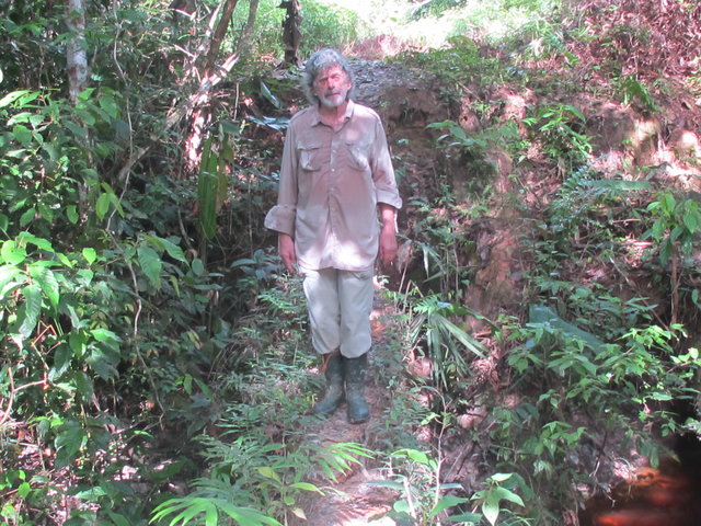 Bernard à la recherche du yavaricola sur la piste de la frontière du Brésil