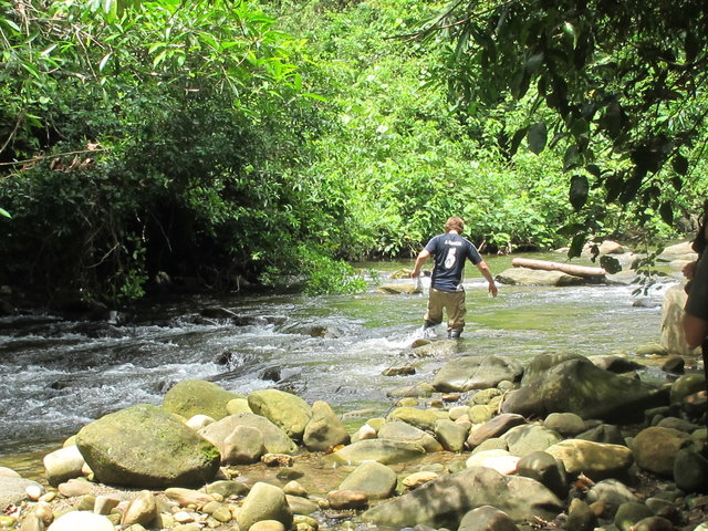 Jason retraverse le rio pour aller reporter le macero là où il a été capturé