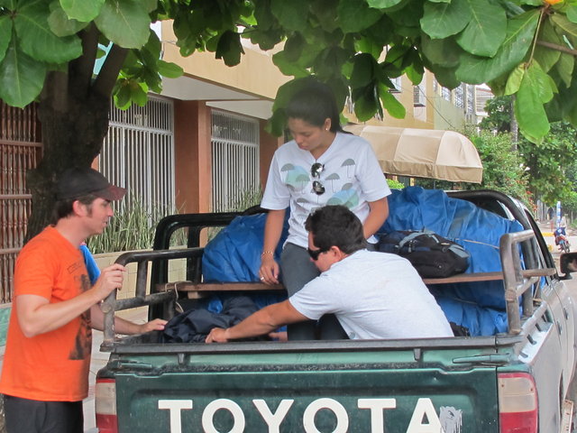 les transports se font en camionnette derrière les bagages une planche de bois pour asseoir les passagers importants